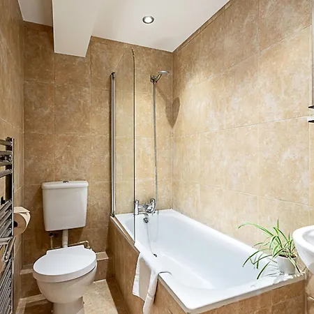 Cosy Garden Flat In Prestigious Residential Area *