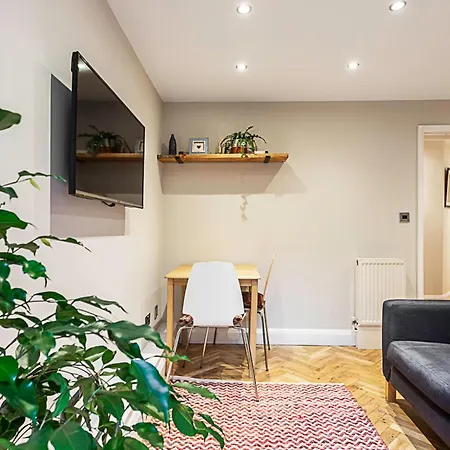 Cosy Garden Flat In Prestigious Residential Area * London