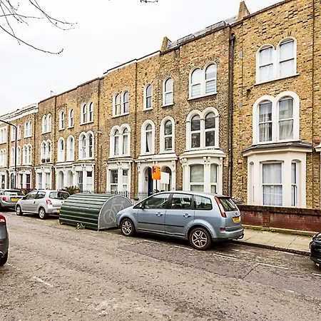 Cosy Garden Flat In Prestigious Residential Area London