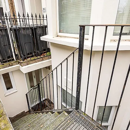 Apartment Cosy Garden Flat In Prestigious Residential Area *