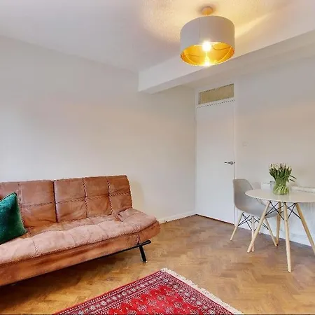Chic 2-bed Apartment, Free Wi-fi And Parking Apartment