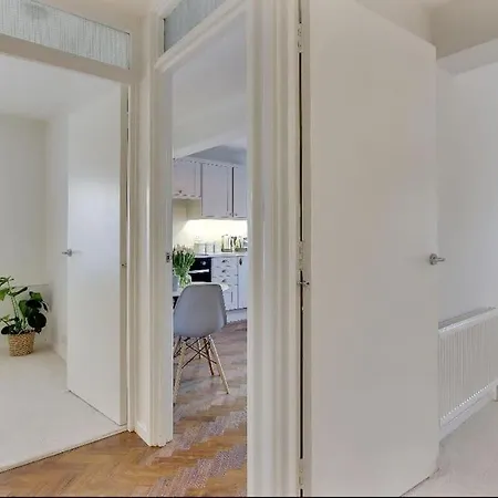 Apartment Chic 2-bed Apartment, Free Wi-fi And Parking *
