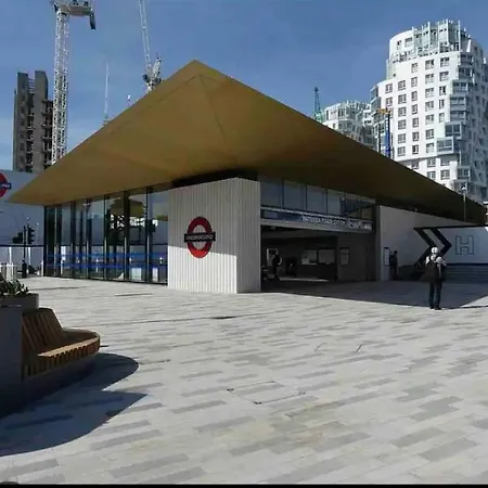 Location! Double Bedroom 2 Mins Walk From Battersea Power Underground Station! * London
