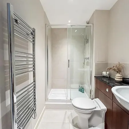 Stylish Urban Sanctuary With Parking *