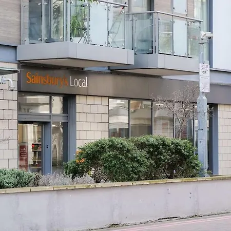 Stylish Urban Sanctuary With Parking *