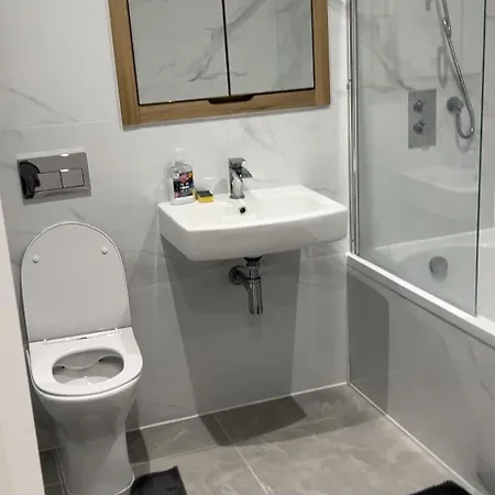 Spacious 2 Bed London Ilford