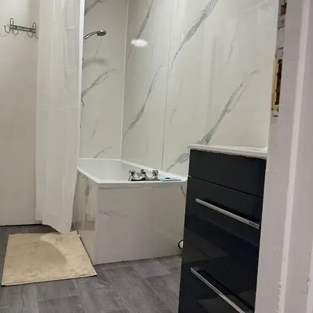 4 Bedroom Entire Flat, Kings Cross Road * London