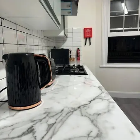 4 Bedroom Entire Flat, Kings Cross Road * London