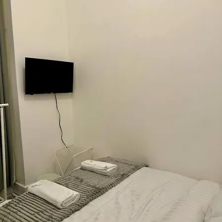 4 Bedroom Entire Flat, Kings Cross Road Apartment London
