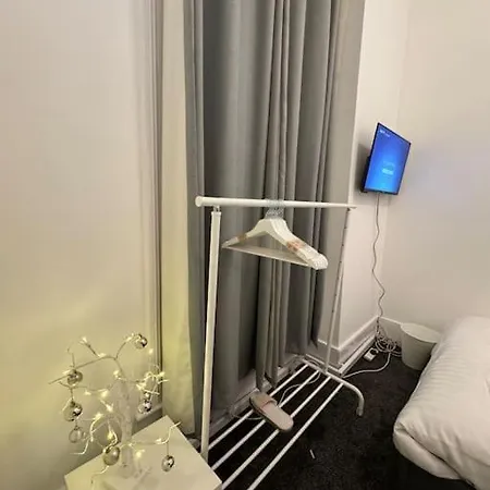 4 Bedroom Entire Flat, Kings Cross Road