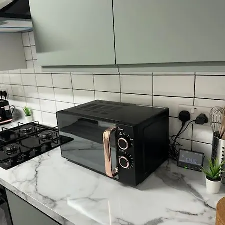 4 Bedroom Entire Flat, Kings Cross Road Apartment *