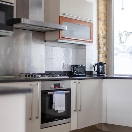 Elegance & Chic Design - 2-bedroom Haven London