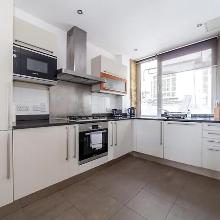 Elegance & Chic Design - 2-bedroom Haven * London