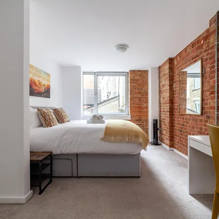 Elegance & Chic Design - 2-bedroom Haven London