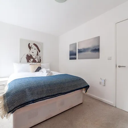 Elegance & Chic Design - 2-bedroom Haven * London