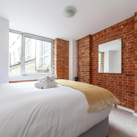 Elegance & Chic Design - 2-bedroom Haven London