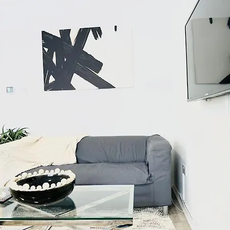 2 Bed Apartment- Finsbury Park Station C Apartment London
