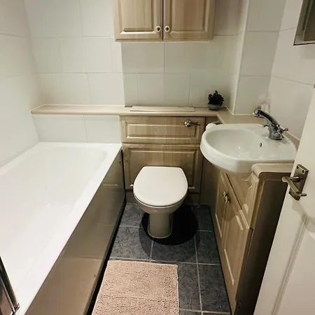 Wimbledon Elegance: 2-bedroom Retreat London