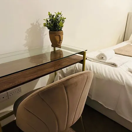 Wimbledon Elegance: 2-bedroom Retreat *