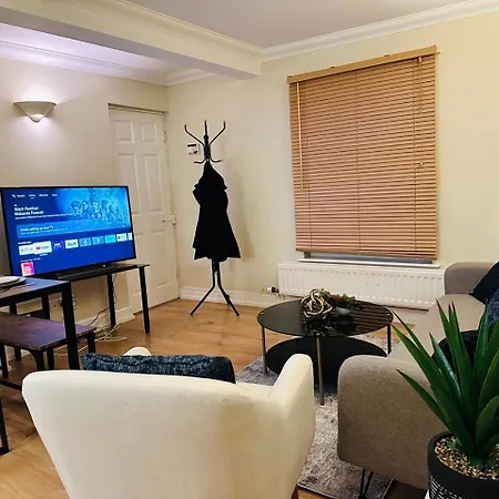 Wimbledon Elegance: 2-bedroom Retreat London