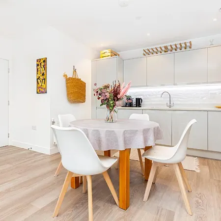 Modern New 2br Wviews & Balcony In Wandsworth Apartment