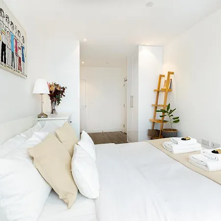 Modern New 2br Wviews & Balcony In Wandsworth *