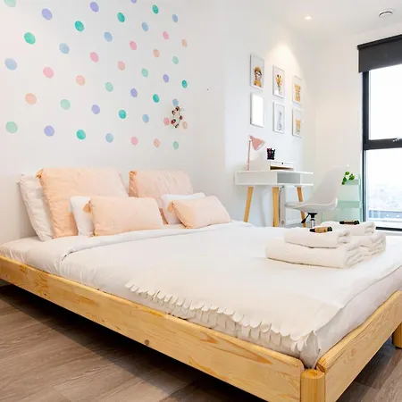 Modern New 2br Wviews & Balcony In Wandsworth London