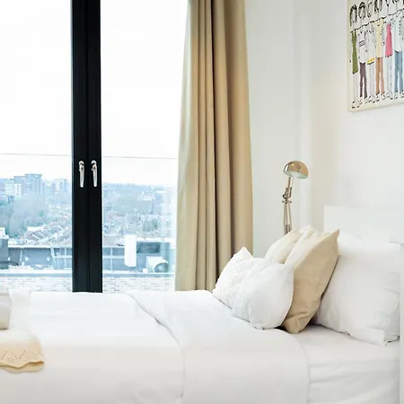 Modern New 2br Wviews & Balcony In Wandsworth Apartment *