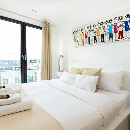 Modern New 2br Wviews & Balcony In Wandsworth *