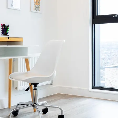 Apartment Modern New 2br Wviews & Balcony In Wandsworth *