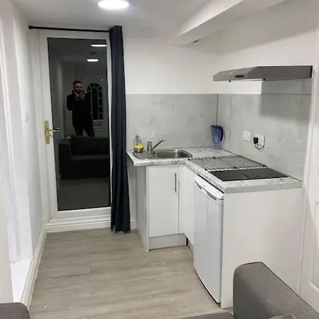 Apartment Cosy Flat-just Renovated-free Street Parking & Independent Entrance *