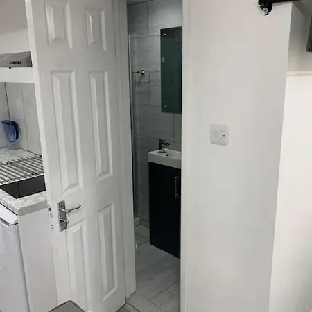 Cosy Flat-just Renovated-free Street Parking & Independent Entrance