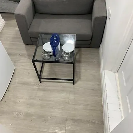 Apartment Cosy Flat-just Renovated-free Street Parking & Independent Entrance Hanworth