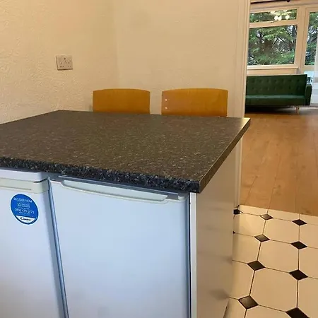 Apartment Spacious - 3 Double Beds - Wi-fi - Northwood - Free Parking