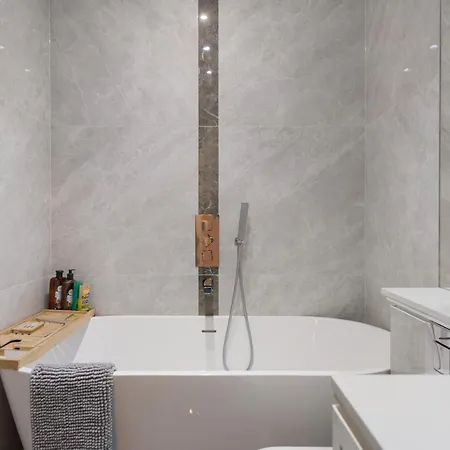The Pearl - Luxury 5* With Park View