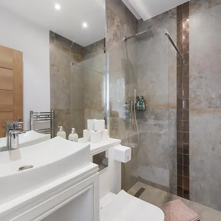 The Pearl - Luxury 5* With Park View Apartment *