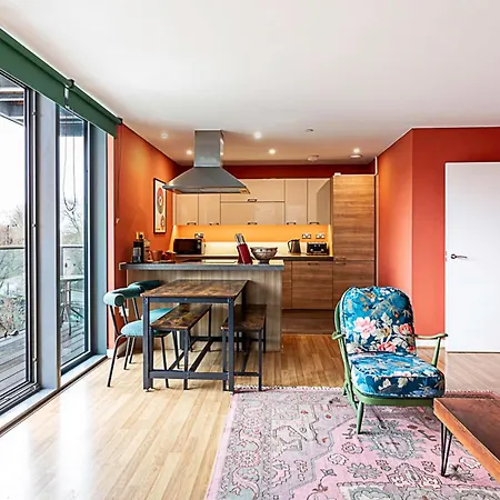 Vibrant And Modern With Canal Views * London
