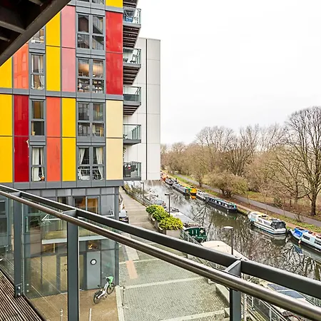 Vibrant And Modern With Canal Views Apartman London
