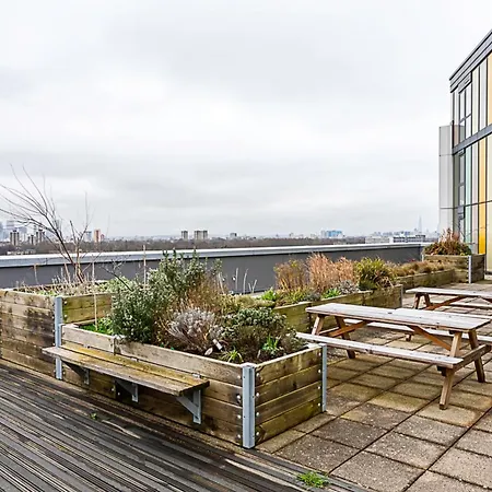 Vibrant And Modern With Canal Views *