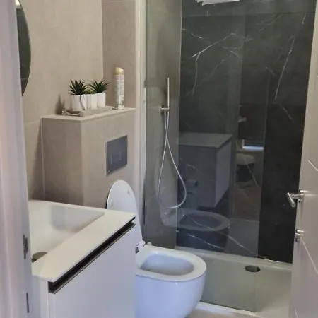 Modern X2 Bathroom*garden*wifi* Raynes Park