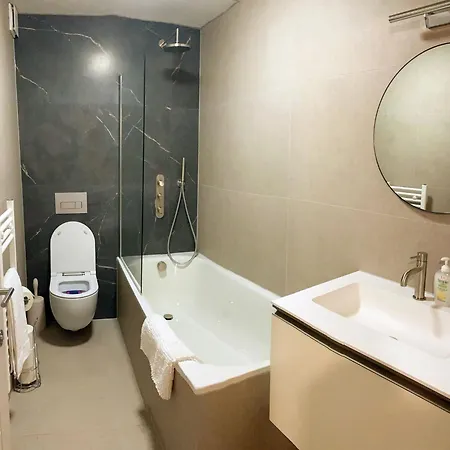 Modern X2 Bathroom*garden*wifi* Raynes Park