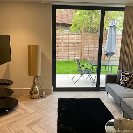 Modern X2 Bathroom*garden*wifi* Apartment Raynes Park