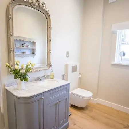 Apartment Swanky Pad In Putney *