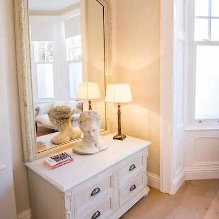 Swanky Pad In Putney * London