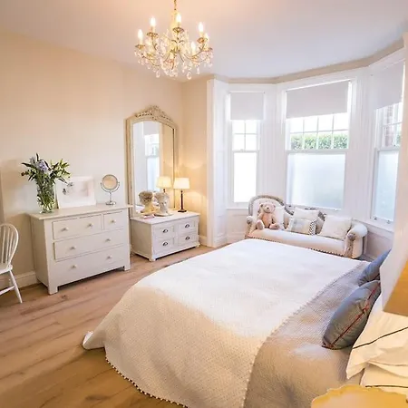 Swanky Pad In Putney Apartment