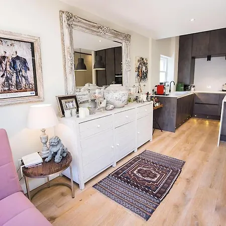 Swanky Pad In Putney * London