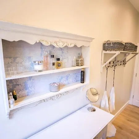 Swanky Pad In Putney Apartment *