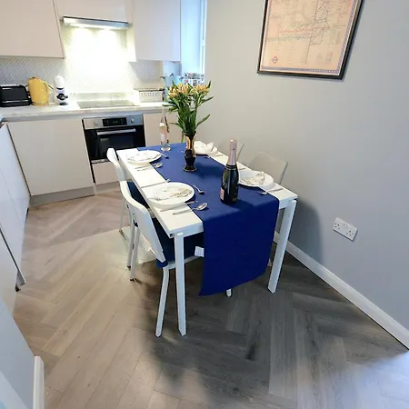 2 Bed Terraced Flat Piccadilly Line London