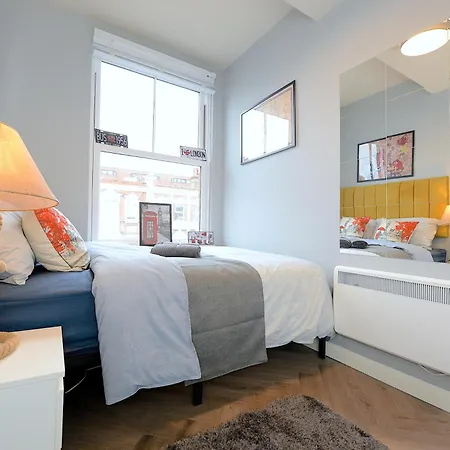 2 Bed Terraced Flat Piccadilly Line * London