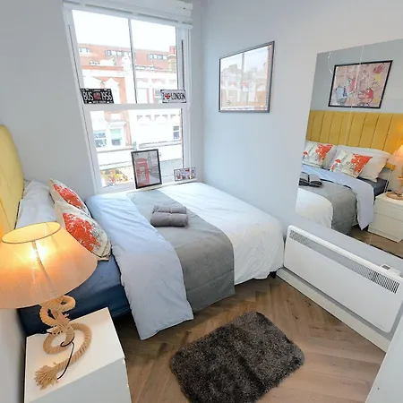 2 Bed Terraced Flat Piccadilly Line Apartment *